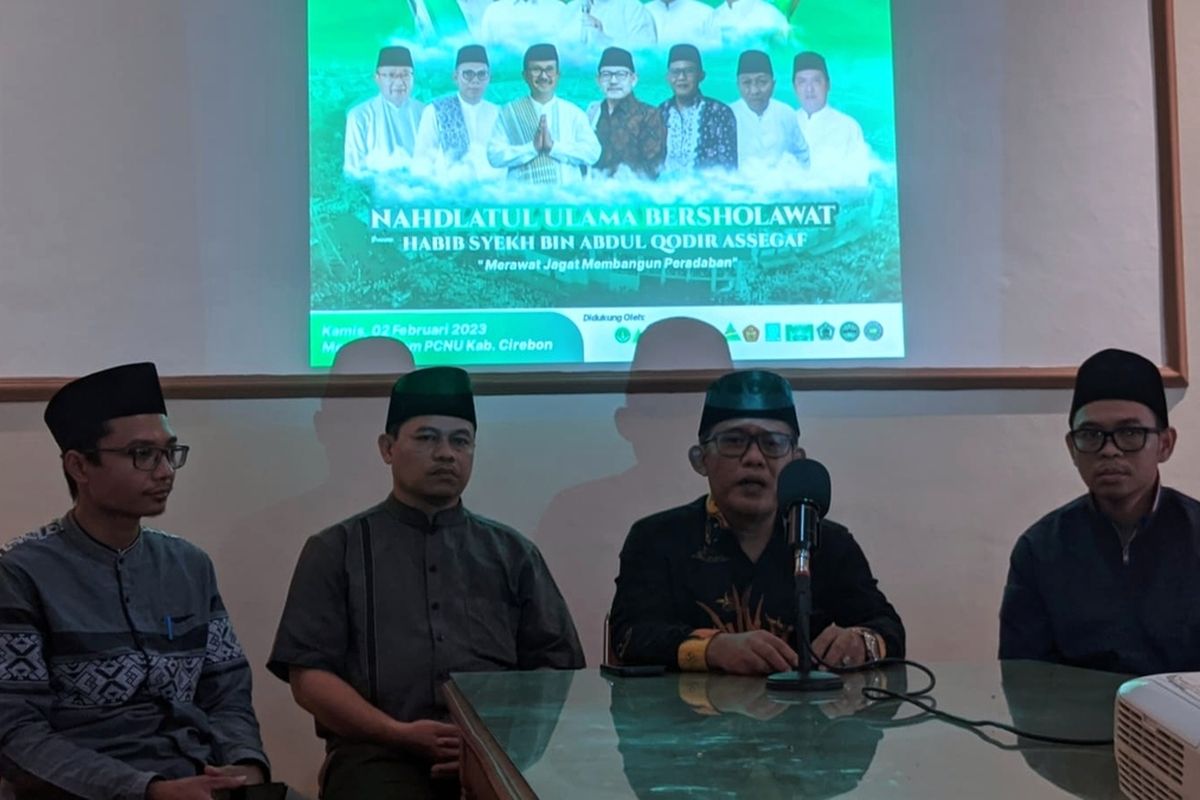 Ketua Tanfidziyah PCNU Kabupaten Cirebon, Jawa Barat, K.H Aziz Hakim Syaerozi, bersama jajaran memberikan pernyataan kepada sejumlah pekerja media di Gedung NU pada Kamis (2/2/2023). PCNU Cirebon akan menggelar Nahdlatul Ulama Bersholawat di GOR Ranggajati sebagai puncak 1 Abad NU di Cirebon, Jumat (3/2/2023) malam ini.