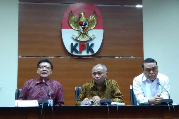 Menteri Dalam Negeri Tjahjo Kumolo (kiri), Ketua KPK Agus Rahardjo (tengah) dan Menpan RB Syafruddin dalam konferensi pers di Gedung KPK, Jakarta, Jumat (9/11/2018).