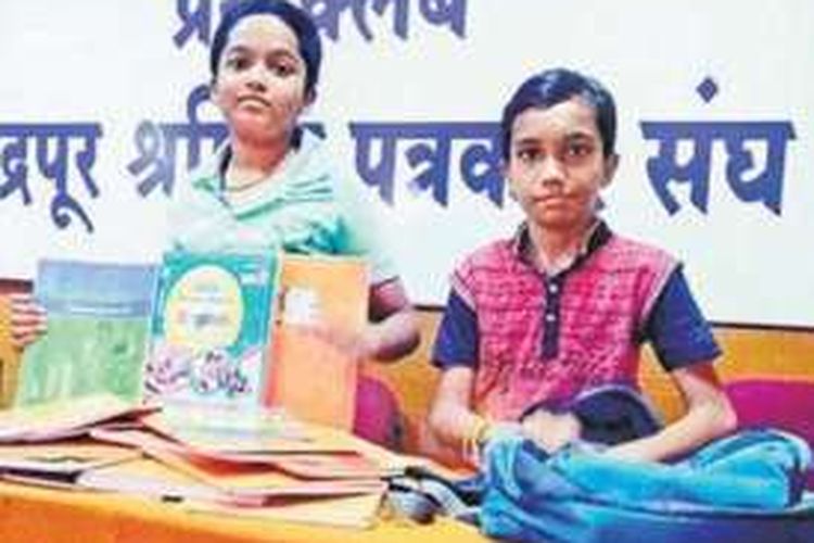 Rukved Raikwar dan Paritosh Dhandevar, dua siswa sekolah swasta di India menggelar jumpa pers soal beban berat yang harus mereka bawa dalam tas setiap hari saat berangkat ke sekolah.