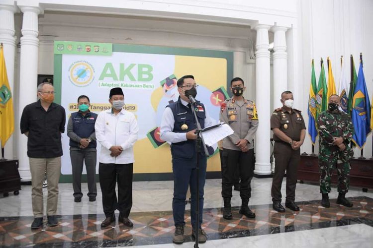 Gubernur Jawa Barat Ridwan Kamil yang juga Ketua Gugus Tugas Percepatan Penanggulangan Covid-19 Jabar dalam konferensi pers usai rapat mingguan di Gedung Sate, Kota Bandung, Senin (28/9/2020).