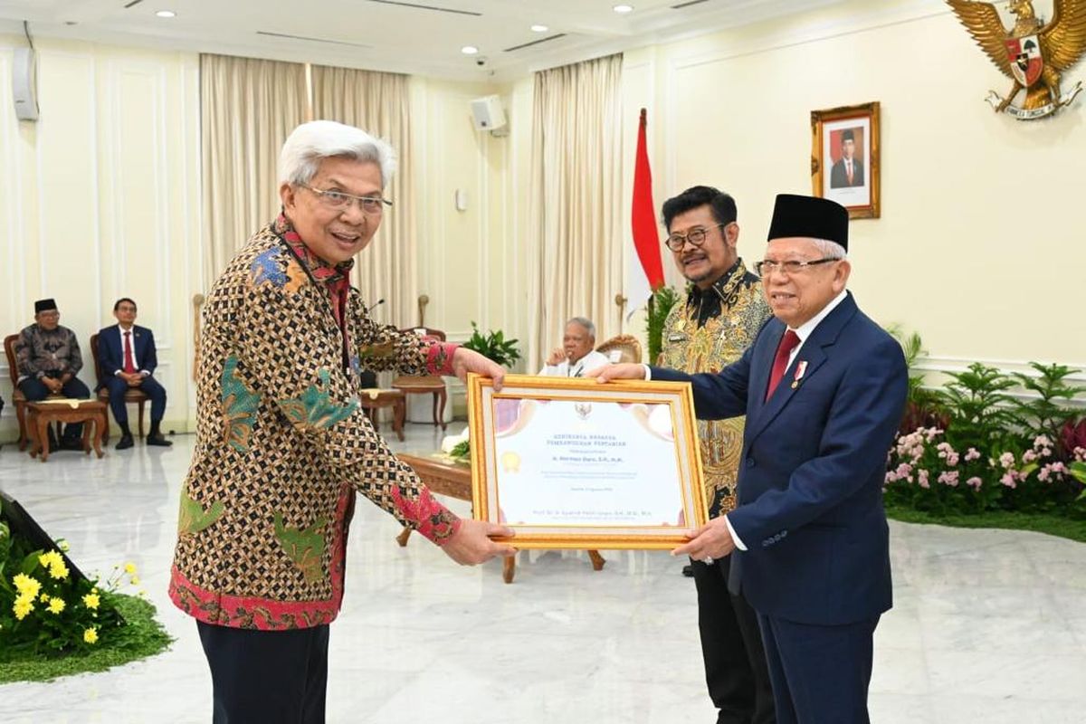 Wakil Presiden (Wapres) Republik Indonesia KH Ma?ruf Amin menyerahkan penghargaan Adhikarya Naraya Pembangunan Pertanian kepada Pemerintah Provinsi Pemprov) Sumatera Selatan (Sumsel). Penghargaan itu diserahkan Gubernur Sumsel Herman Deru yang diwakili Wakil Gubernur (Wagub) Mawardi Yahya di Istana Wakil Presiden, Senin (14/8/2023).