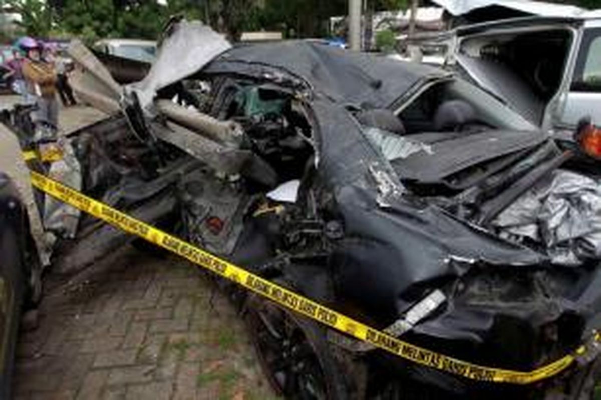 Mobil Lancer B 80 SAL, yang dikemudikan oleh putra bungsu Ahmad Dhani, AQJ (13), ringsek setelah mengalami kecelakaan di Tol Jakarta-Bogor, Minggu (8/9/2013) dini hari. Bangkai mobil diamankan di Satlantas Wilayah Jakarta Timur. 