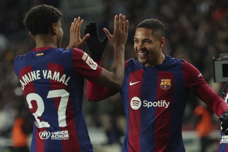 Vitor Roque merayakan gol bersama Lamine Yamal dalam laga Liga Spanyol 2023-2024 antara Barcelona vs Osasuna di Stadion Olimpic Lluis Companys, 31 Januari 2024.