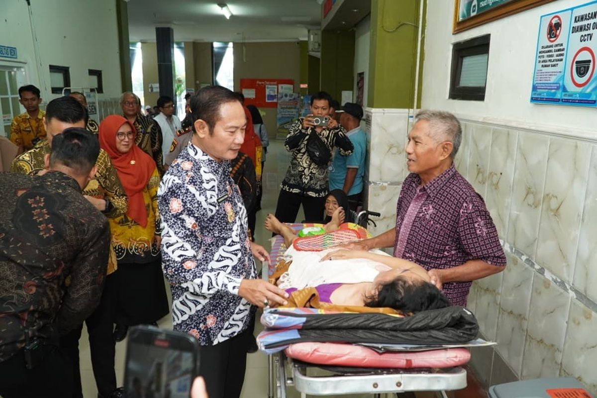 Bupati Lamongan Yuhronur Efendi menjenguk pasien dan berbincang dengan keluarga pasien saat peresmian layanan hemodialisis dan endoskopi di RSUD Ngimbang, Kamis (21/5/2026). (Dok. Pemkab Lamongan)