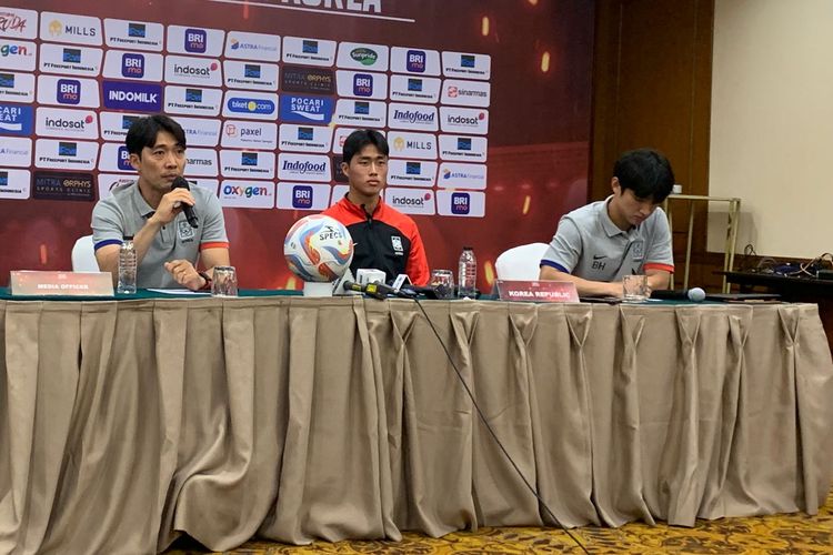 Pelatih timnas U17 Korea Selatan, Byun Sunghwan, saat sesi konferensi pers menjelang duel kontra timnas U17 Indonesia dalam partai uji coba jelang Piala Dunia U17 2023.