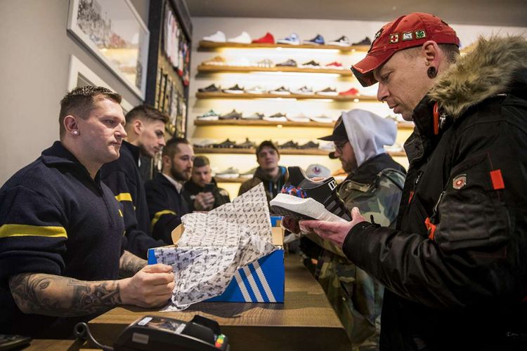 Steven, pelanggan pertama yang membeli sepatu Adidas EQT 93/Berlin di toko sepatu Overkill di Berlin, Jerman, Selasa (16/1/2018) waktu setempat. Keistimewaan sepatu yang hanya dijual sebanyak 500 pasang ini adalah di bagian 'lidah'-nya tersemat tiket terusan untuk bebas menggunakan seluruh moda transportasi massal yang ada di kota itu selama setahun.