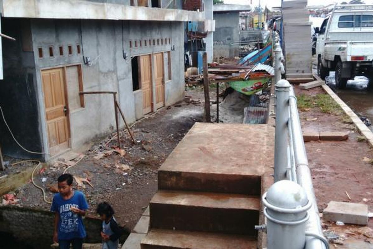 Tidak semua pemukiman di Kampung Pulo banjir. Salah satunya di kawasan RW 03, yang berbatasan langsung dengan tanggul. Kamis (16/2/2017)