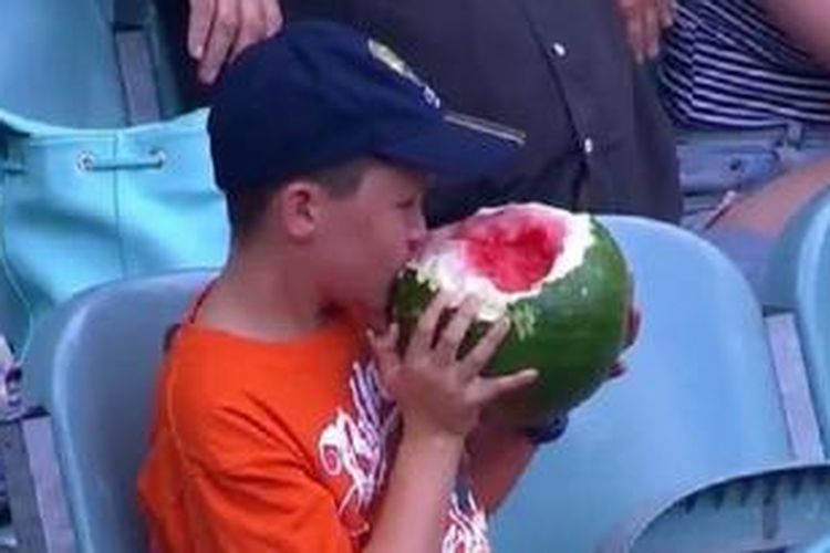 Mitch saat tertangkap kamera tengah menyantap semangka utuh sehingag dijuluki watermelonboy.