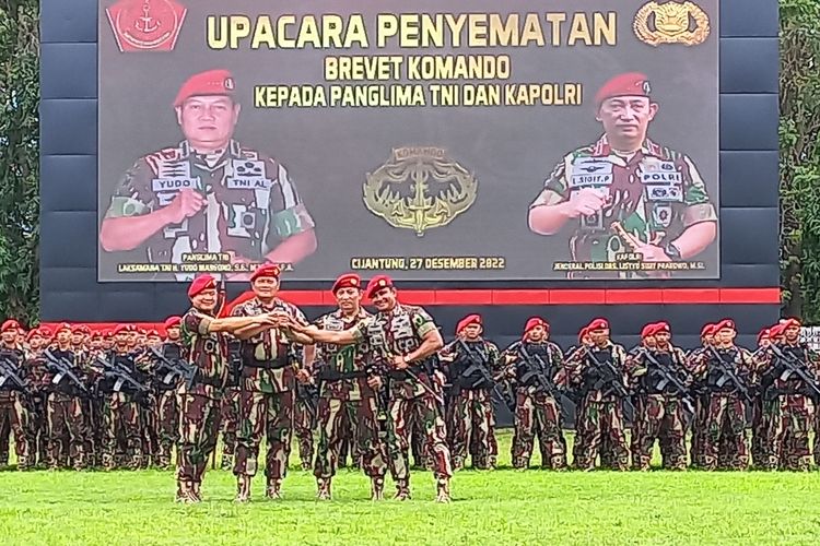 Panglima TNI Laksamana Yudo Margono dan Kapolri Jenderal Listyo Sigit Prabowo mendapat penghargaan khusus dari Komando Pasukan Khusus (Kopassus).Penyematan tersebut dipimpin oleh Danjen Kopassus Mayor Jenderal (TNI) Iwan Setiawan di Lapangan Mako Kopassus, Cijantung, Jakarta Timur, Selasa (27/12/2022) sekira pukul 10.00 WIB.  Yudo dan Listyo juga didampingi Kepala Staf Angkatan Darat (KSAD) Jenderal Dudung Abdurachman.