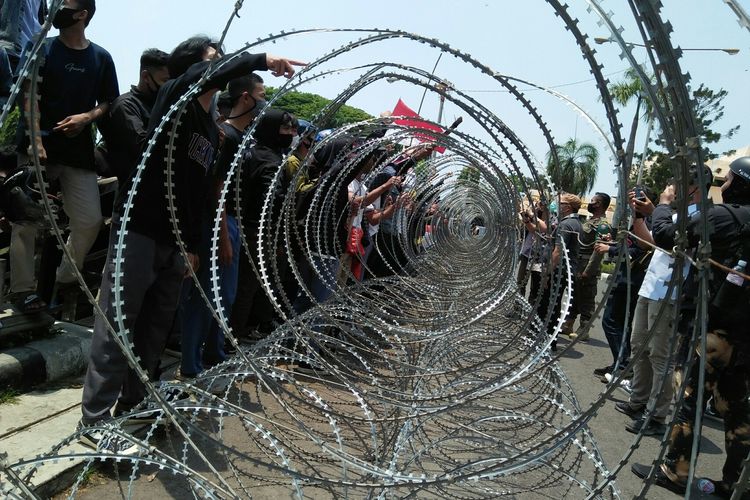 Pelajar SMK yang mengikuti aksi massa penolakan omnibus law berusaha menerobos masuk