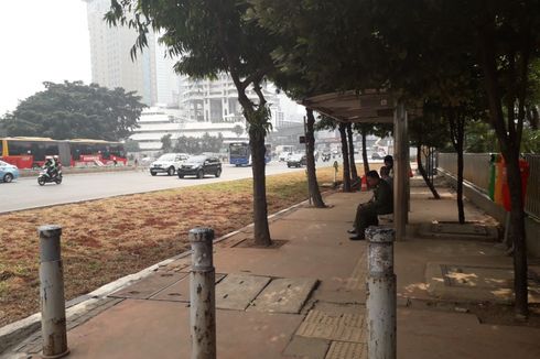 Penampakan Jalur Hijau di Trotoar Sudirman yang Pisahkan Halte Bus dan Jalan