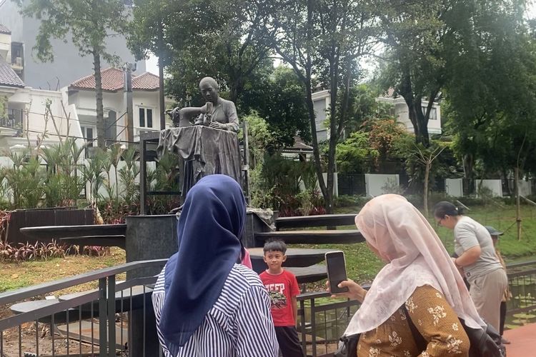 Patung Fatmawati Taman Bendera Pusaka Dinilai Perlu Papan Informasi untuk Edukasi Anak