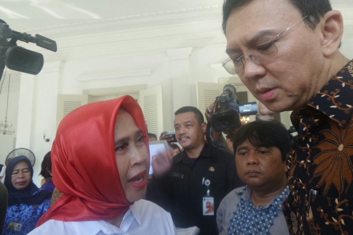 Gubernur DKI Jakarta Basuki Tjahaja Purnama melayani aduan warga di Balai Kota, Selasa (25/4/2017). 