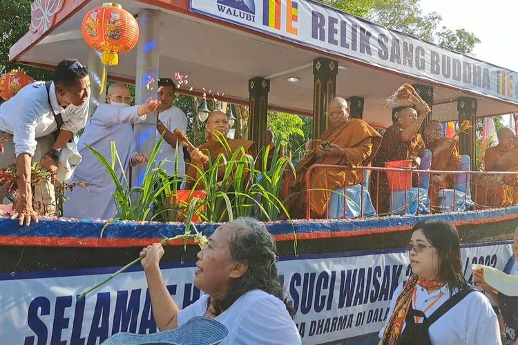 Para biksu memercikkan air suci kepada umat dan masyarakat pada kirab Waisak 2567 BE dari Candi Mendut ke Candi Borobudur Magelang, Jawa Tengah, Minggu (4/6/2023).