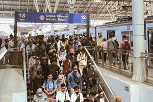 Beban Mental dan Fisik Pekerja Komuter Penyangga Jakarta, 'Take It or Leave It'