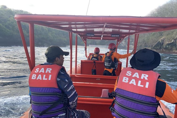 Tim SAR  gabungan melakukan operasi pencarian terhadap seorang warga yang hilang terseret ombak saat mancing tebing Perairan Tanjung Naup, Kecamatan Nusa Penida, Klungkung, Bali, pada Kamis (5/10/2023) malam. /Dok. Humas Basarnas Bali
