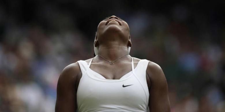 Petenis Amerika Serikat Serena Williams bereaksi setelah kehilangan poin saat melawan petenis Hungaria Timea Babos dalam tunggal putri Wimbledon 2015 di All England Tennis Club di Wimbledon, London, 1 Juli 2015.
