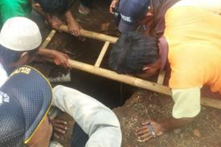 Sejumlah warga saat melakukan upaya evakuasi terhadap Wasri (60) yang terperosok ke dalam sumur sedalam 17 meter di Kecamatan Cikalongwetan,Kabupaten Bandung Barat, Jawa Barat, Senin (2/11/2015)