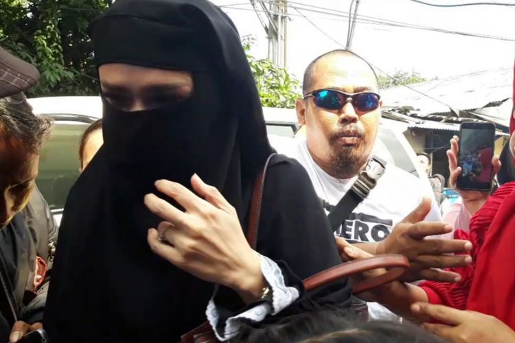 Mulan Jameela mengenakan pakaian tertutup dan bercadar saat jenguk Ahmad Dhani di Rutan Medaeng, Sabtu (23/2/2019)