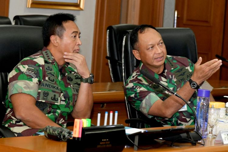 Kepala Staf Angkatan Udara (KSAU) Marsekal TNI Fadjar Prasetyo memaparkan mengenai kesiapan operasional TNI AU kepada Panglima TNI Jenderal Andika Perkasa.