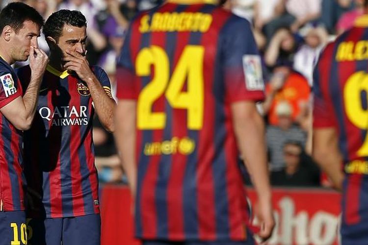 Striker Barcelona, Lionel Messi (kiri) dan gelandang Xavi Hernandez (2 dari kiri) saat melawan Real Valladolid di Jose Zorilla stadium, Sabtu (8/3/2014).