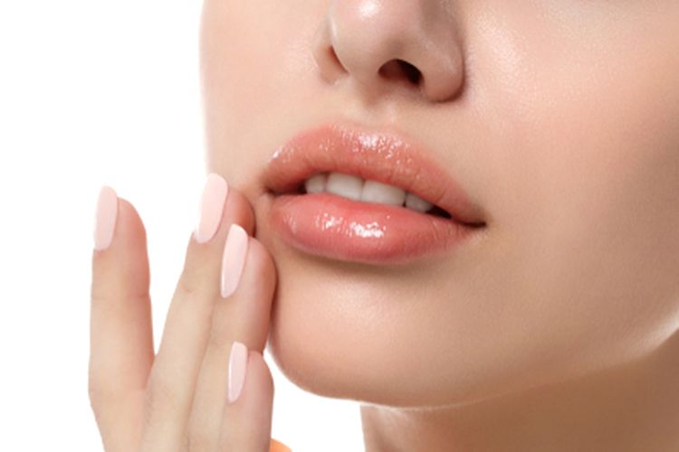 Mengenal Bloss, Tren Makeup Bibir yang Beri Kesan Glossy dan Lembap