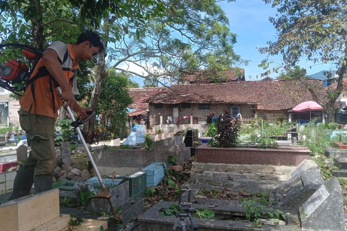 Erwin Erwamsyah (31) telah engabdikan dirinya selama sepuluh tahun sebagai penjaga makam para leluhur Cianjur di TPU Pasarean Agung Cianjur.