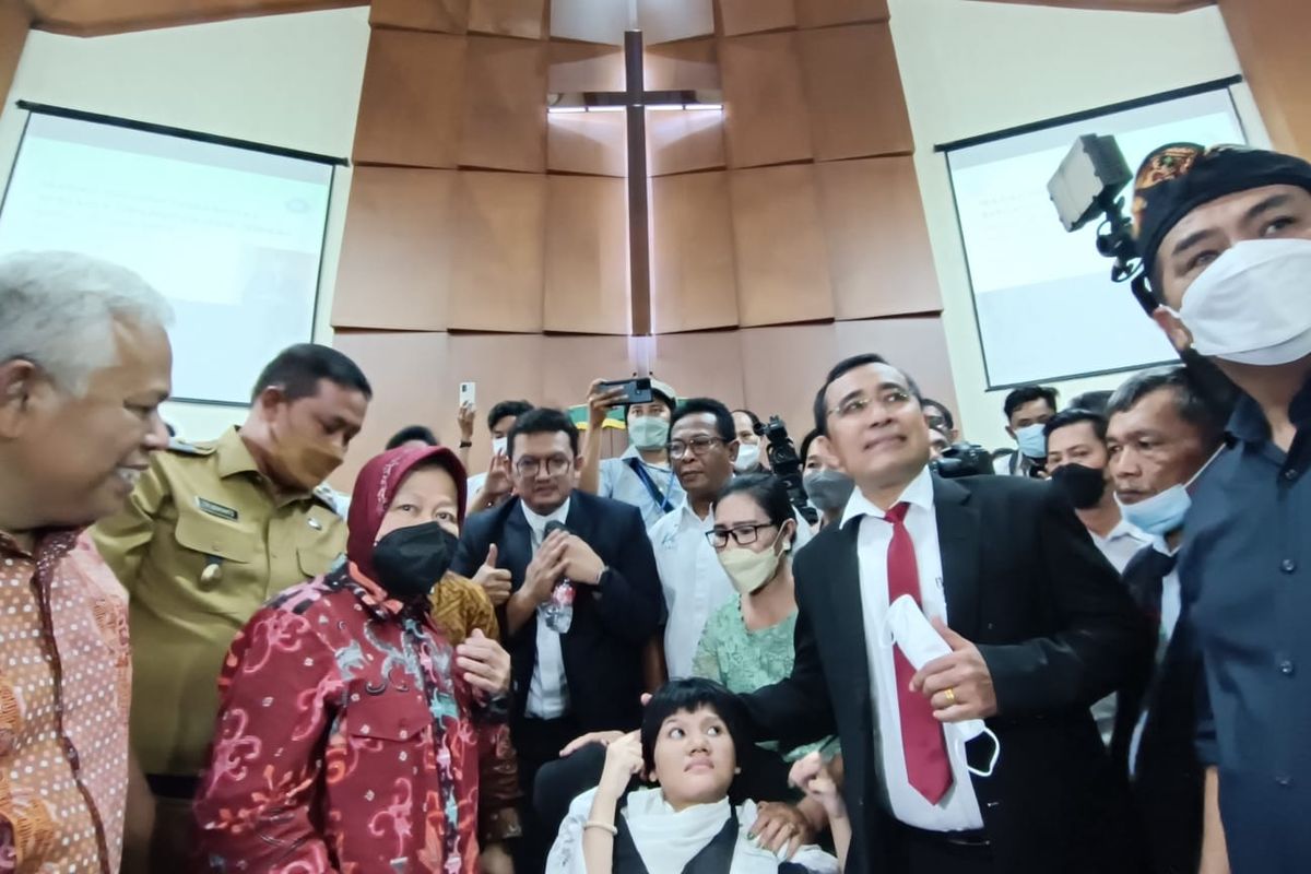 Menteri Sosial (Mensos) Tri Rismaharini menyambangi Gereja Huria Kristen Batak Protestan (HKBP) Maranatha di Rawalumbu, Kota Bekasi, Senin (27/6/2022).   Kedatangan Risma ke wilayah Kota Bekasi itu guna memberikan sejumlah alat bantu jemaat gereja yang mengalami disabilitas.