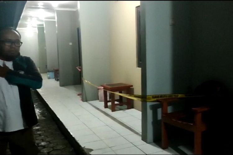 Garis polisi terpasang di lokasi penemuan mayat perempuan diHotel Erlangga 2 Purwokerto, Kabupaten Banyumas, Jawa Tengah, Selasa (3/1/2023) malam.