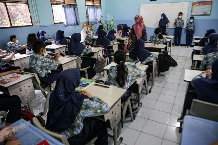 Sejumlah siswa mengikuti proses pembelajaran di SMPN 1 Kota Tangerang, Banten, Kamis (12/5/2022). Sekolah di Tangerang mulai menggelar pembelajaran tatap muka 100 persen setelah libur Lebaran 2022. ANTARA FOTO/Fauzan/foc.