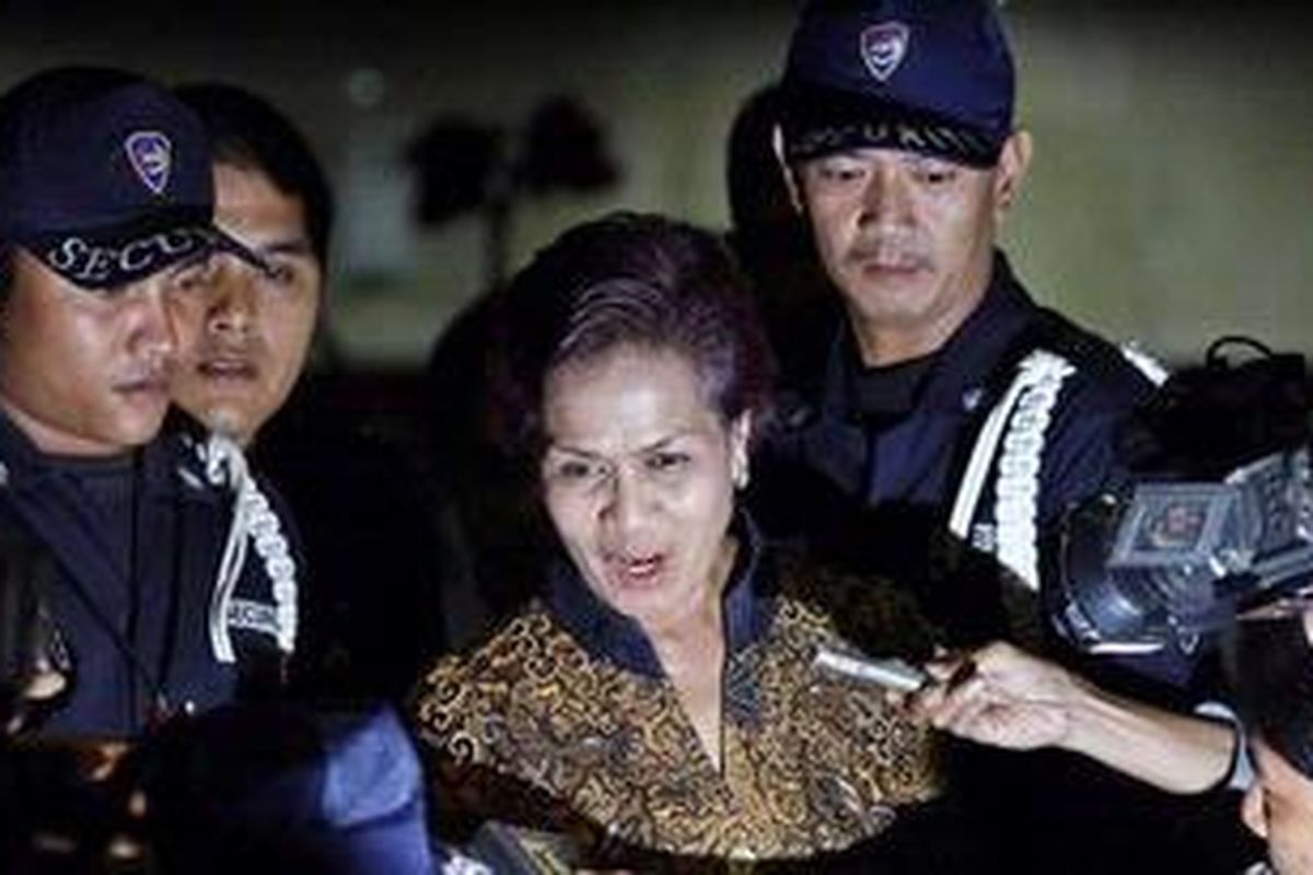 Mantan Deputi Senior Bank Indonesia, Miranda S Goeltom usai pemeriksaan di Gedung Komisi Pemberantasan Korupsi (KPK), Jakarta Selatan, Rabu (28/10/2009). Pemeriksaan perdana Miranda ini terkait kasus dugaan suap kepada anggota komisi IX DPR RI saat pencalonan dirinya sebagai Deputi Senior Bank Indonesia tahun 2004. 