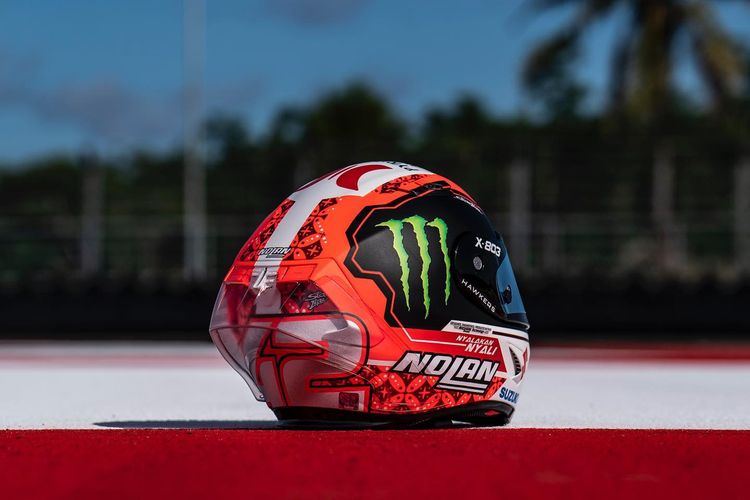 Desain spesial helm Alex Rins dengan motif batik untuk balapan pada MotoGP Mandalika