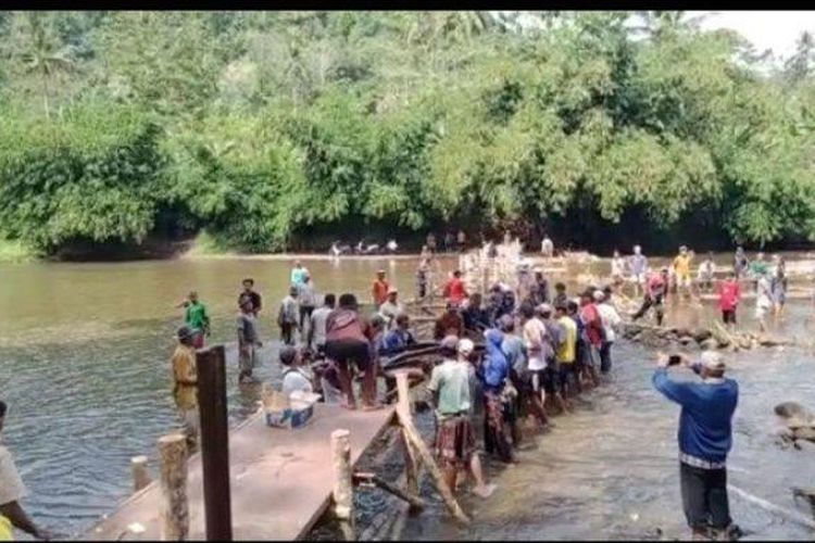 Belum ada kepastian kapan pemerintah membangun jembatan permanen, ratusan warga Padawaras, Desa Sukaluyu, Kecamatan Cikadu, Kabupaten Cianjur bangun jembatan darurat di Sungai Ciujung, Minggu (28/8/2022).