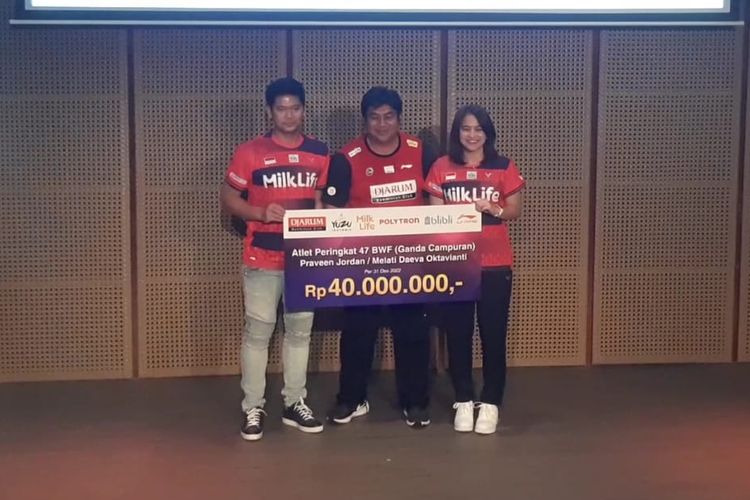 Praveen Jordan dan Melati Daeva Oktavianti menerima penghargaan yang diberikan oleh Djarum Foundation di Galeri Indonesia Kaya, Grand Indonesia, Jakarta, pada Selasa (14/2/2023) siang WIB. 