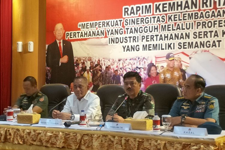 Menteri Pertahanan Ryamizard Ryacudu, Panglima TNI Marsekal Hadi Tjahjanto, Kepala Staf TNI AD jenderal Mulyono dan Kepala Staf TNI AL Laksamana Ade Supandi saat memberikan keterangan pers usai Rapat Pimpinan Kementerian Pertahanan 2018 di kompleks Kementerian Pertahanan, Jakarta Pusat, Kamis (11/1/2018). 