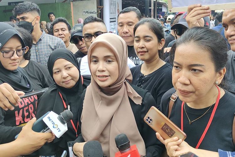 Istri calon presiden nomor urut 3 Ganjar Pranowo, Siti Atikoh usai menghadiri acara Hari Disabilitas Internasional 2023, di Cipinang, Jakarta Timur, Minggu (3/12/2023).