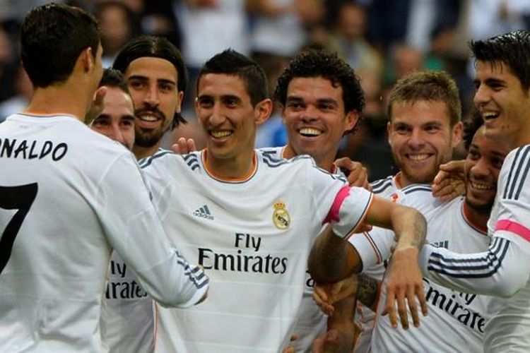 Pemain Real Madrid merayakan gol Angel Di Maria usai mencetak gol dalam pertandingan Liga BBVA melawan Malaga, Sabtu (19/10/2013). 