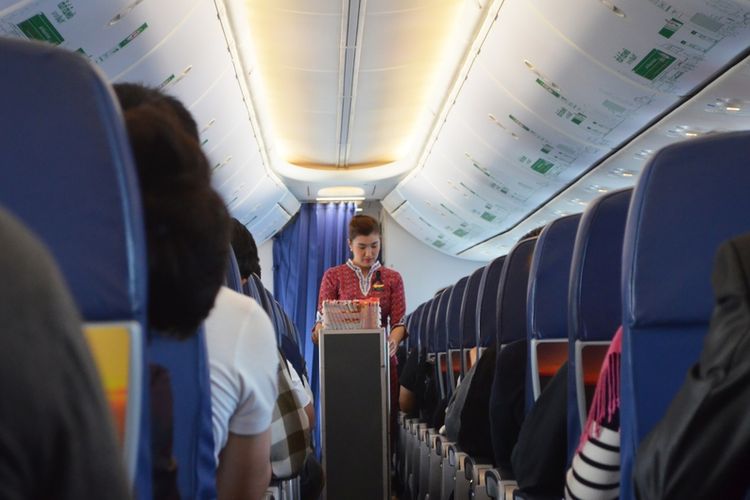Ilustrasi suasana di dalam kabin pesawat Lion Air, pramugari Lion Air. 
