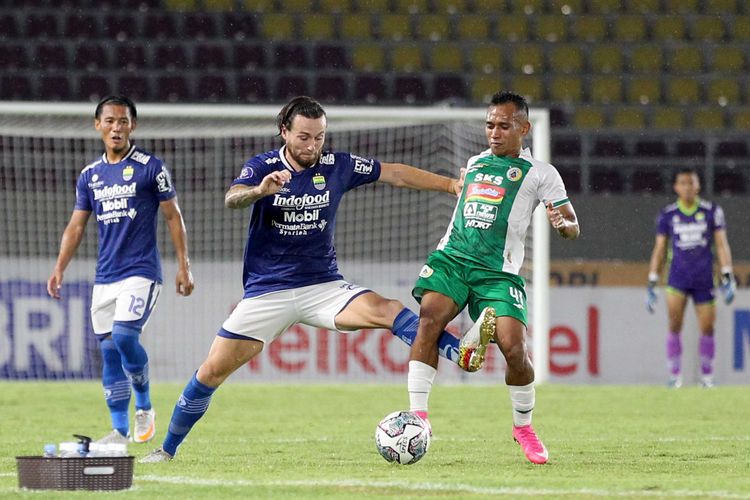 Pemain Persib Bandung Marc Klok berebut bola dengan pemain PS Sleman Irfan Jaya saat pertandingan pekan 8 Liga 1 2021-2022 yang berakhir dengan skor 4-2 di Stadion Manahan Solo, Jumat (22/10/2021) malam.