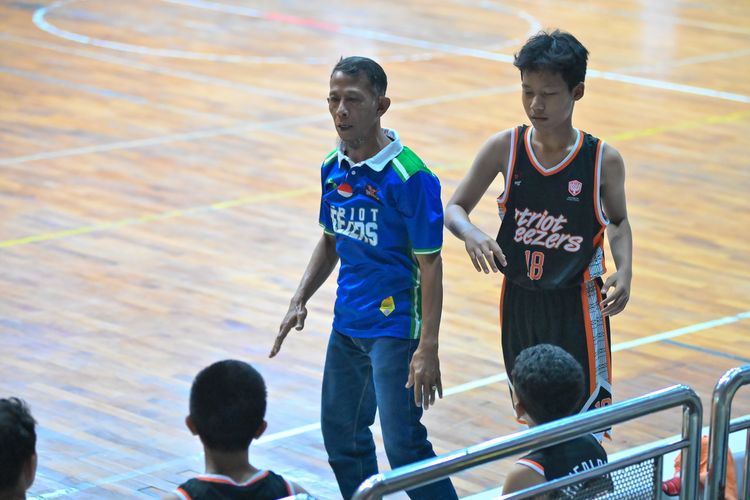 Herru Yuharso sosok Direktur Teknis dari tim Patriot Beezers penggagas Jambore Bola Basket Usia Dini di Bandung yang memperkenalkan lebih dalam bagaimana seharusnya mini basket dapat penyesuaian bagi anak-anak usia dini.