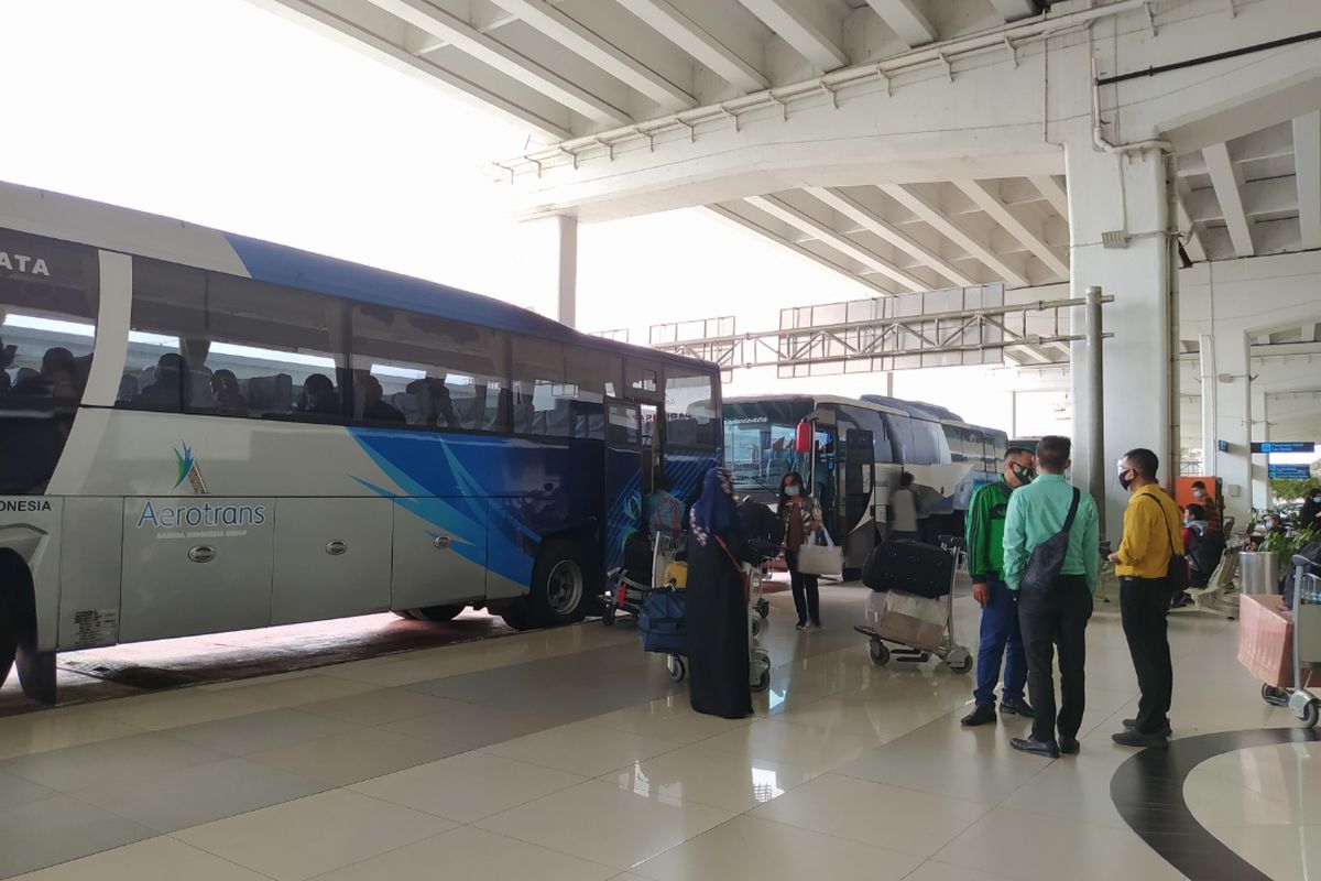 Penumpang pesawat dari luar negeri yang datang di Terminal 3 Bandara Soekarno-Hatta menuju bus yang telah disiapkan untuk menjalani karantina, Selasa (29/12/2020) siang.
