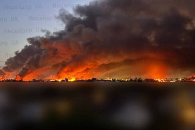 Kobaran api muncul di sejumlah wilayah di ibu kota Ukraina, Kyiv, akibat serangan rudal dan drone Rusia sejak Kamis (3/7/2025) malam.