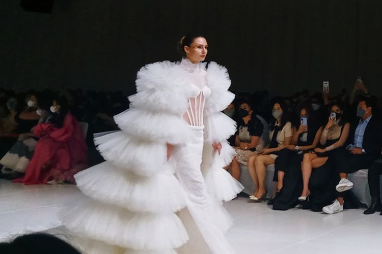 Koleksi terbaru Sebastian Gunawan dan Cristina Panarese ditampilkan dalam sebuah peragaan busana bertajuk "Golden Muse" yang berlangsung di Hotel Mulia, Jakarta, Selasa (19/7/2022).