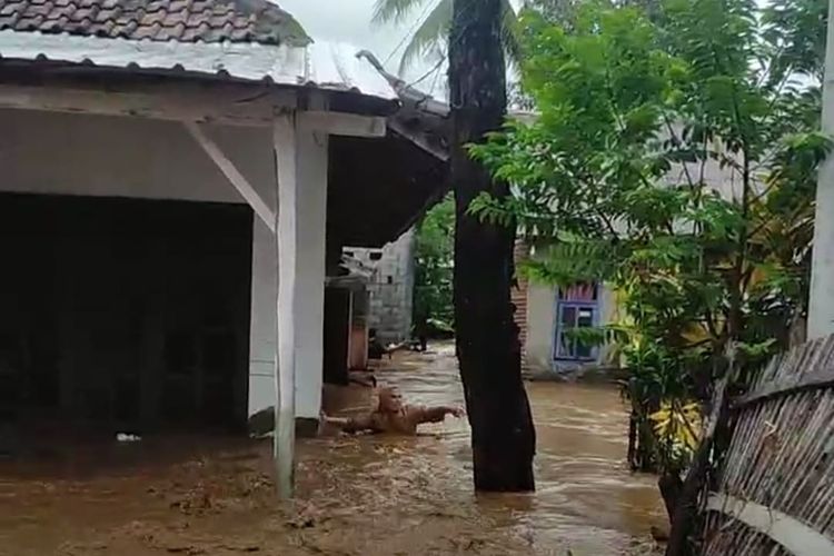 Permukiman warga terendam banjir di Desa Bara, Kecamatan Woja, Kabupaten Dompu, Jumat (9/2/2024).