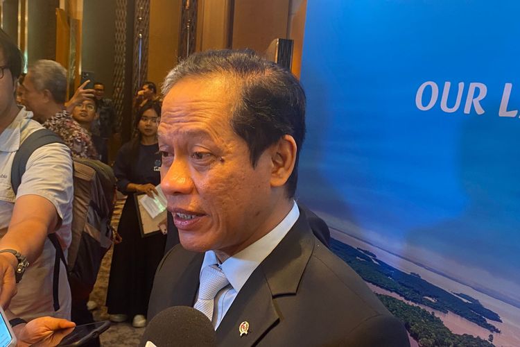 Menteri LH Hanif Faisol Nurofiq menjelaskan terkait paparan cesium 137 di kawasan Cikande, Rabu (1/10/2025). 