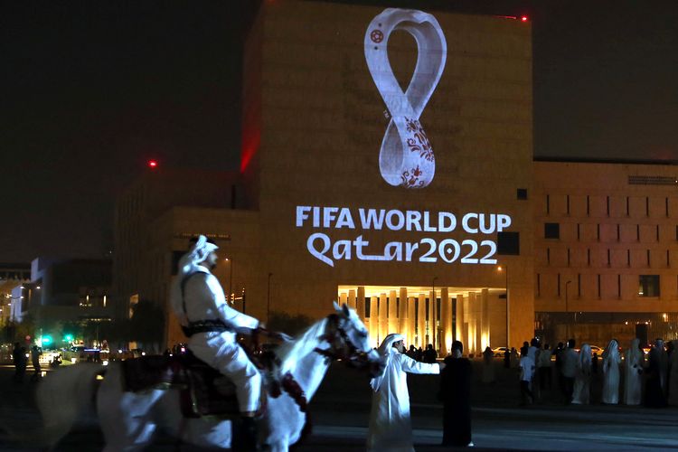 Seorang pria menunggang kuda di depan sebuah bangunan yang menjadi tempat logo resmi logo Piala Dunia FIFA 2022 Qatar di pasar tradisional Souq Waqif, Doha, pada 3 September 2019.