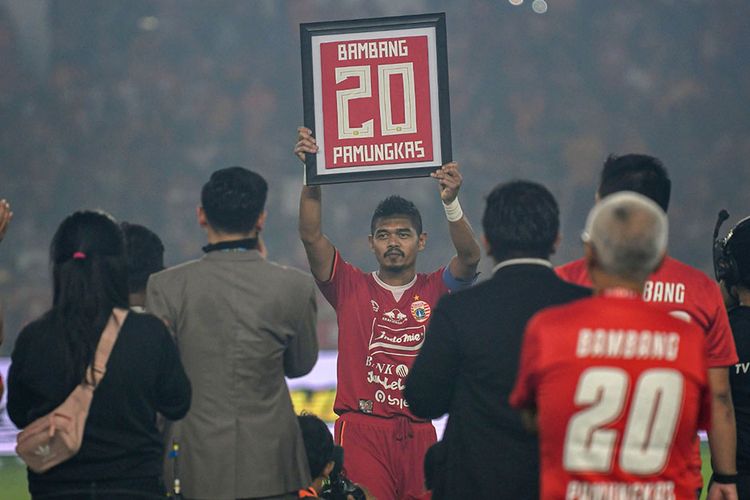 Pesepak bola Persija Jakarta Bambang Pamungkas (tengah) mengangkat kostum miliknya yang dibingkai usai melawan Persebaya Surabaya dalam lanjutan Liga 1 di Stadion Utama Gelora Bung Karno (GBK), Jakarta, Selasa (17/12/2019). Dalam laga tersebut Bambang Pamungkas mengakhiri karirnya di sepak bola sebagai pemain.