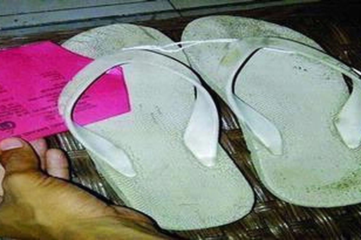 Inilah sandal jepit yang diakui milik anggota Brimob Polda Sulteng, Briptu Anwar Rusdi Harahap. Seorang siswa SMK dituduh mencuri sandal ini dan akhirnya diseret ke pengadilan.