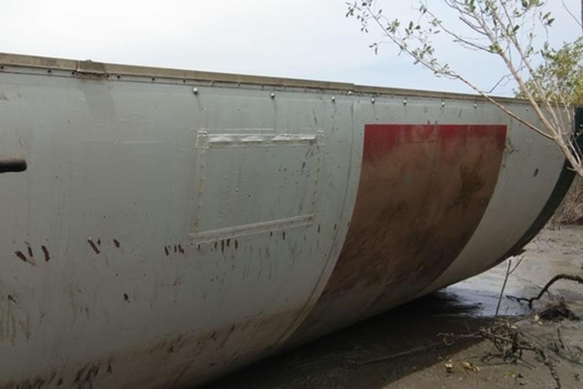 Gambar segmen kulit tabung yang diduga sebagai bagian roket CZ-3B yang jatuh di di Teluk Kramat, Kalimantan Tengah