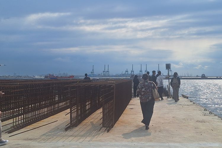 Pembangunan pagar beton laut di Pesisir Cilincing, Jakarta Utara.